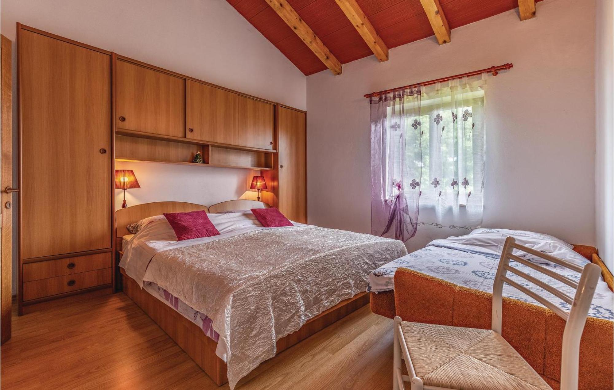 2 Bedroom Amazing Home In Rakotule Luaran gambar