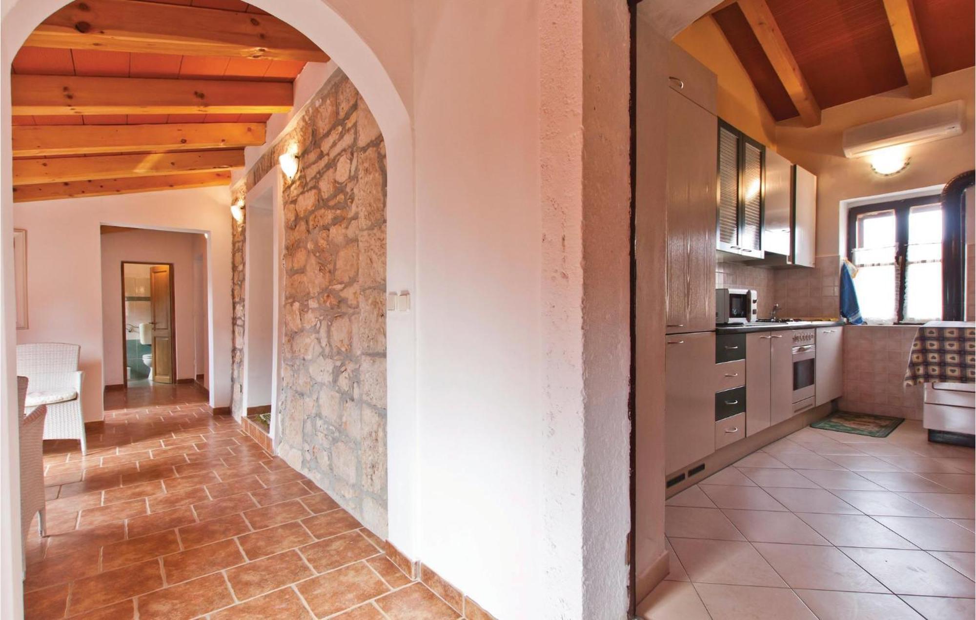 2 Bedroom Amazing Home In Rakotule Luaran gambar