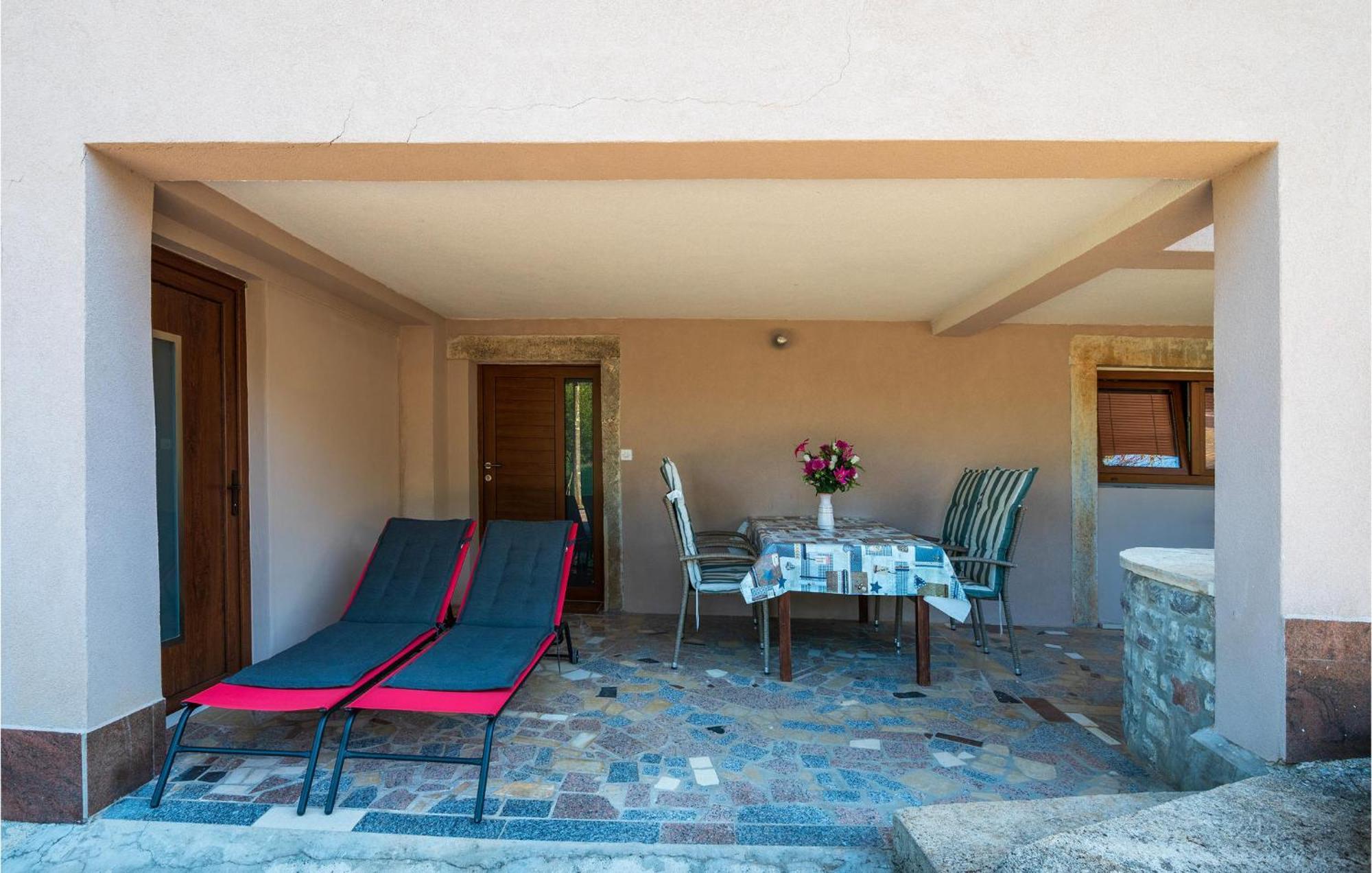 2 Bedroom Amazing Home In Rakotule Luaran gambar